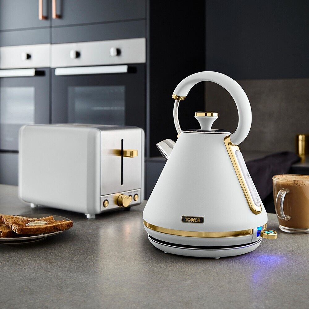 This electric kettle and toaster set is perfect for a dorm