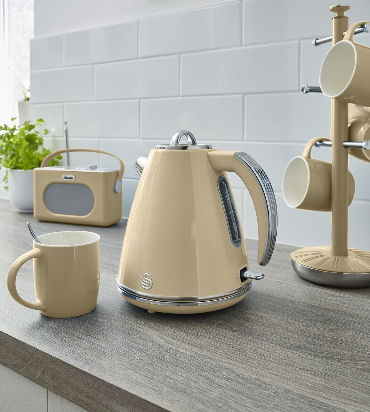 Swan Retro Cream 1.5L 3KW Jug Kettle, 4 Slice Toaster & 8L Air Fryer Matching Kitchen Set