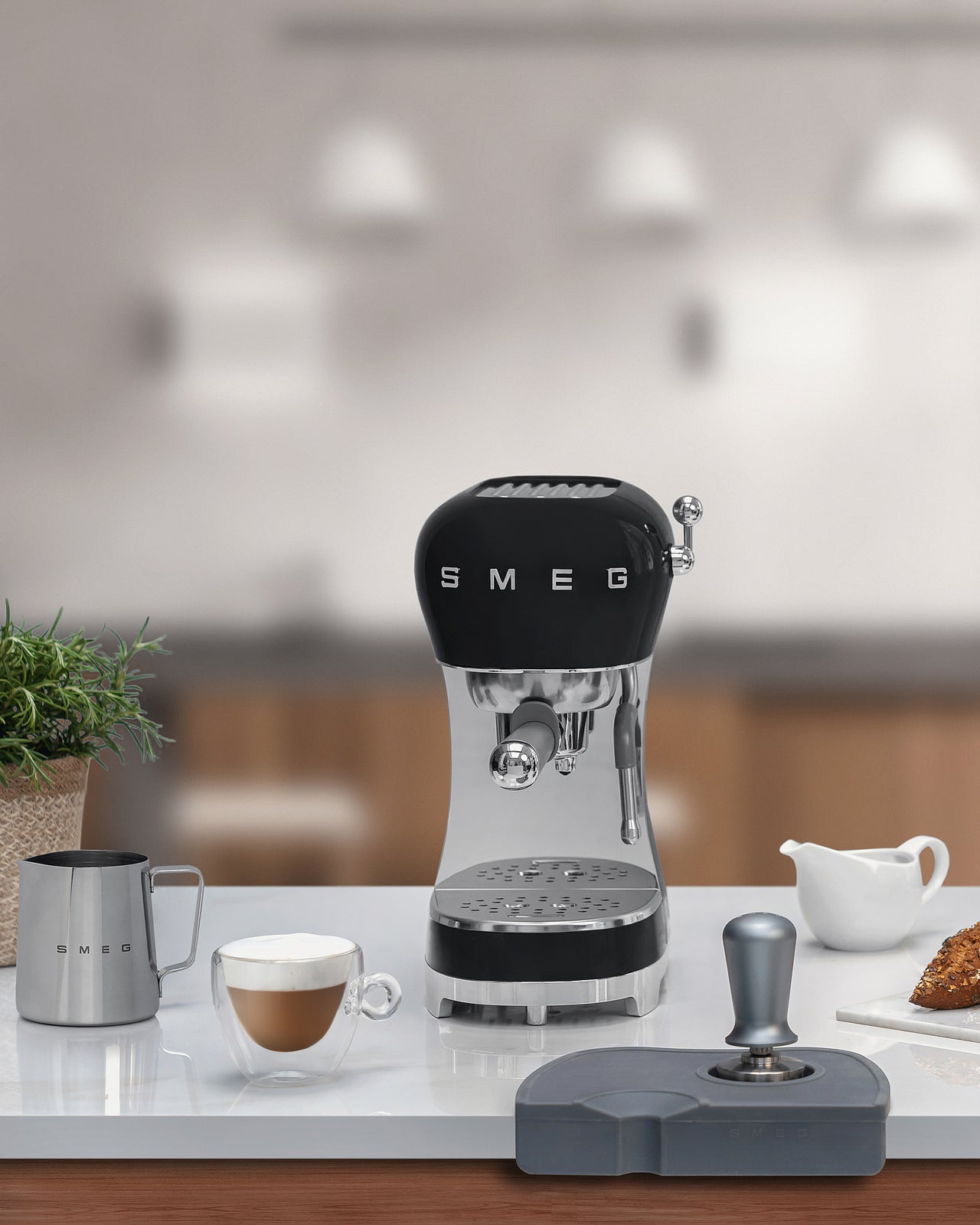 SMEG Espresso Coffee Machine in Black with Steam Wand ECF02BLUK