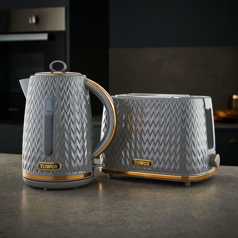 Matching kettle and outlet 4 slice toaster