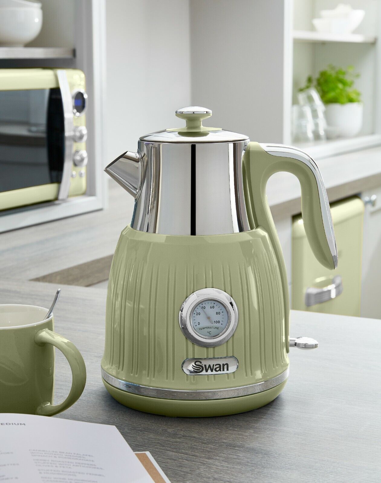 Swan retro best sale jug kettle green